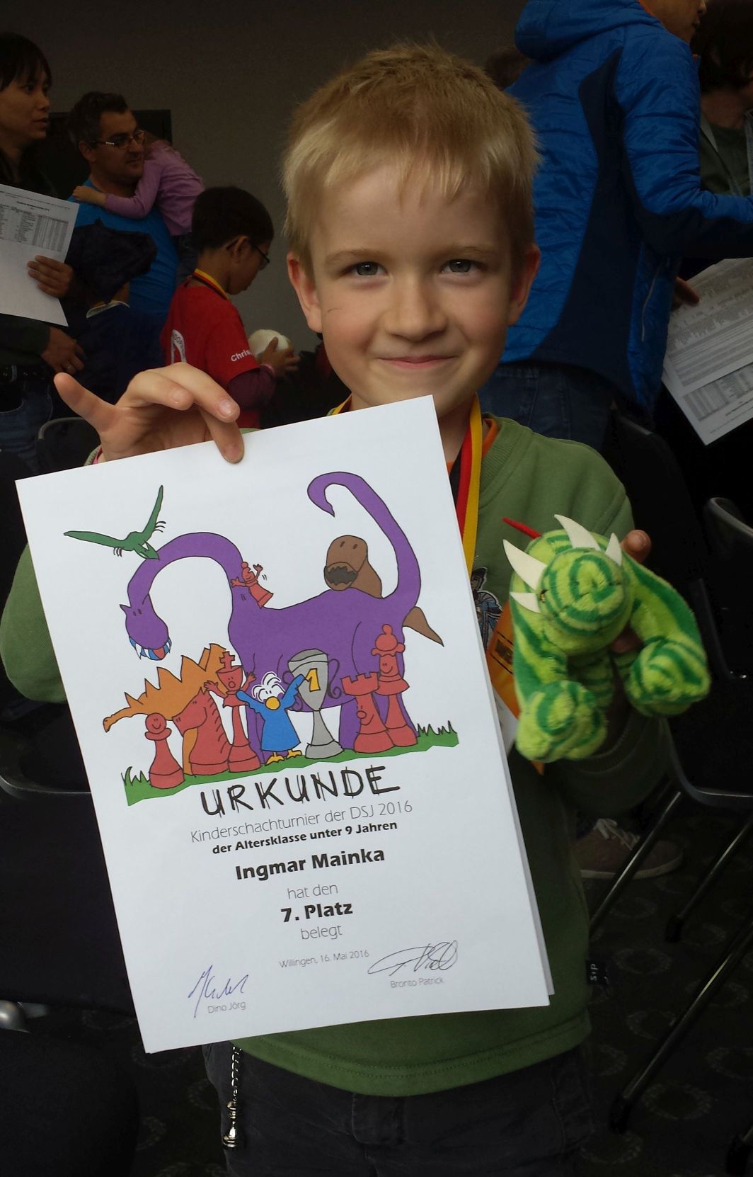 Ingi mit Urkunde