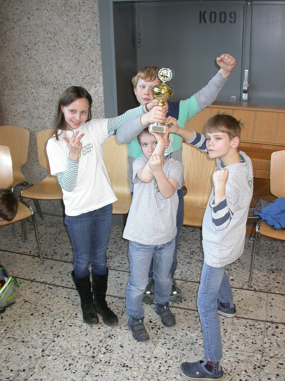 Grundschul Mannschaft mit Pokal