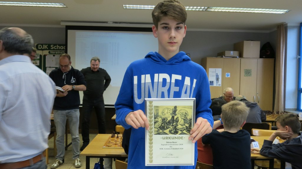 Sören Körr mit Jugendvereinsmeisterurkunde