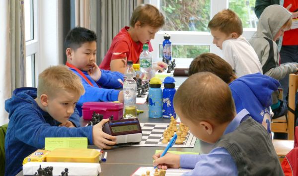 Philipp, Luca und Ingi an den Brettern links in der letzten Runde